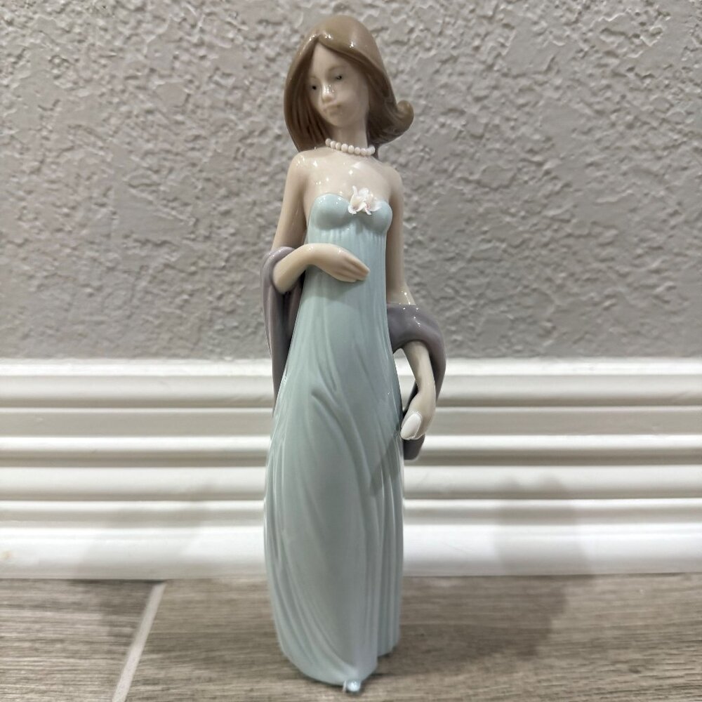 Lladro "Vestido De Noche" Ingenue Figurine